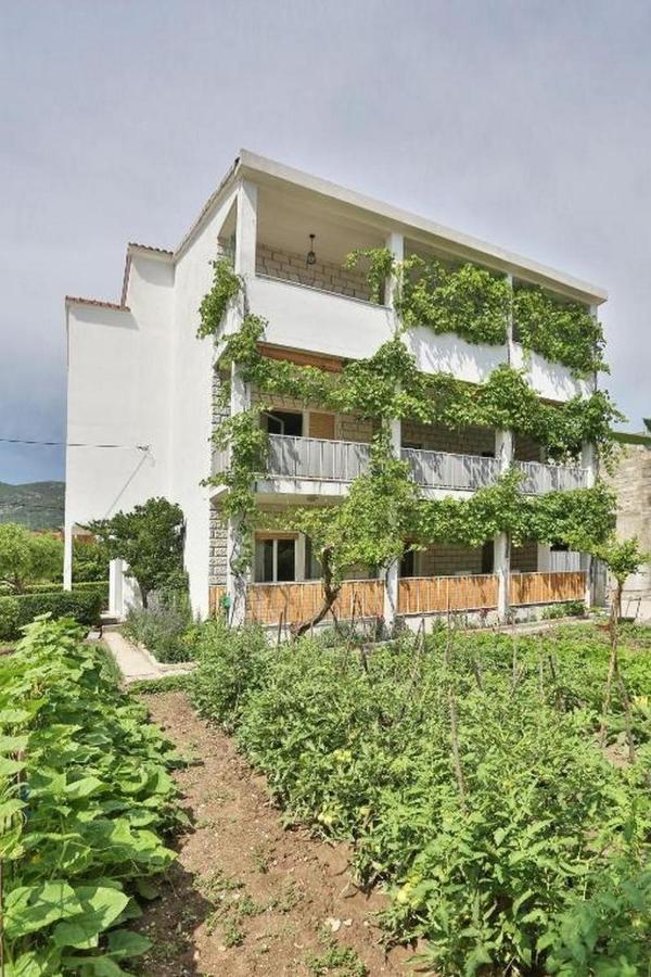 Apartments With A Parking Space Kastel Luksic, Kastela - 21073 Esterno foto